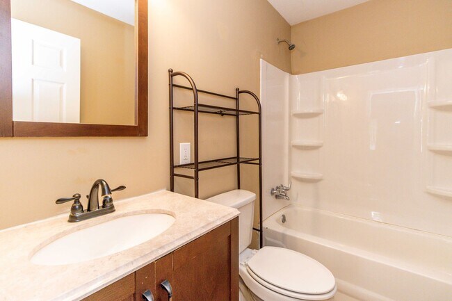 Building Photo - 3 bed, 1 bath home for rent!