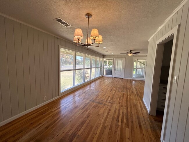 Building Photo - Cozy 2 Bed, 1 Bath Home Surrounded by Nature