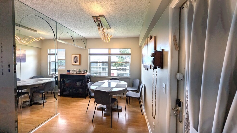 Building Photo - 542 Fanshaw M