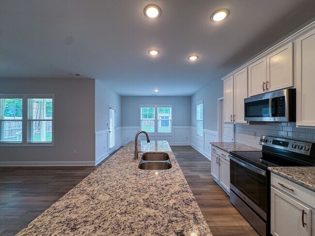 Building Photo - Beautiful 3 Bed 2.5 Bath Home in Raeford