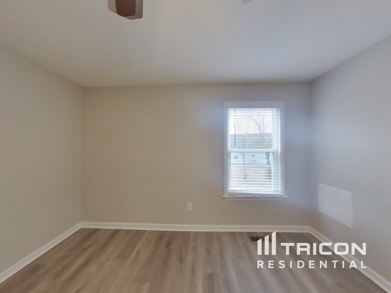 Building Photo - 362 Park Ct N