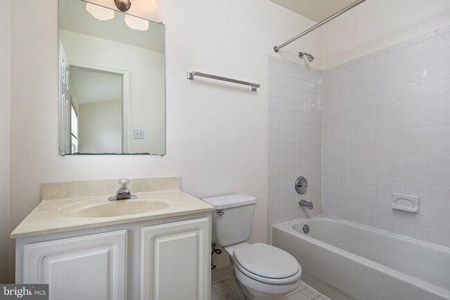 Building Photo - 1122 N Vernon St