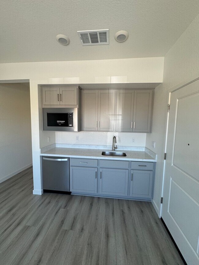 Building Photo - One Bedroom & One Bathroom Apartment