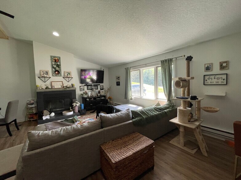 Building Photo - 13565 140th Ave