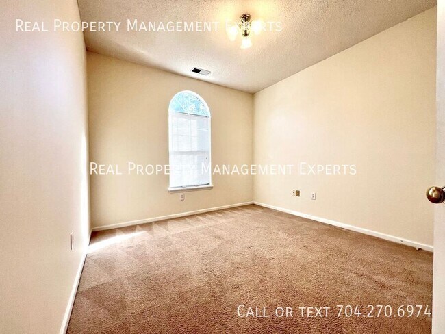 Building Photo - 109 Claremont Way