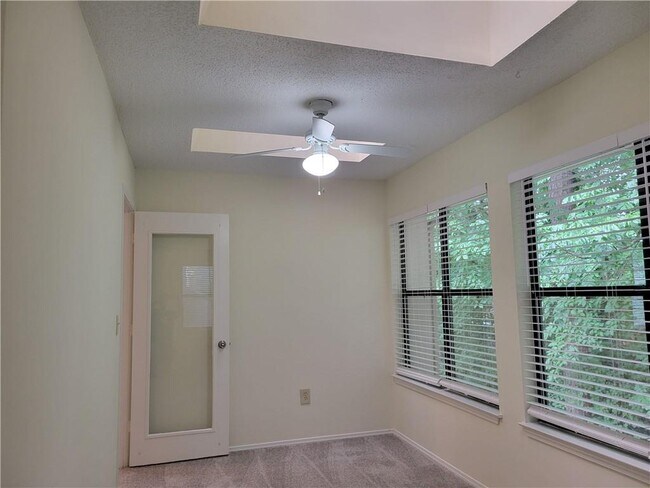 Building Photo - 2104 Huntingdon Chase