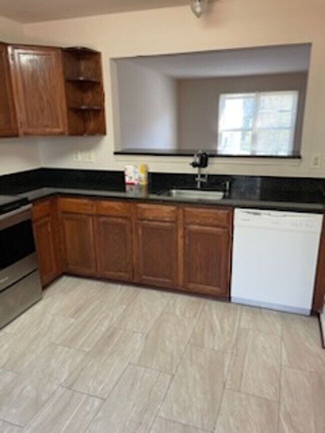 Building Photo - 5516 Sully Lake Dr