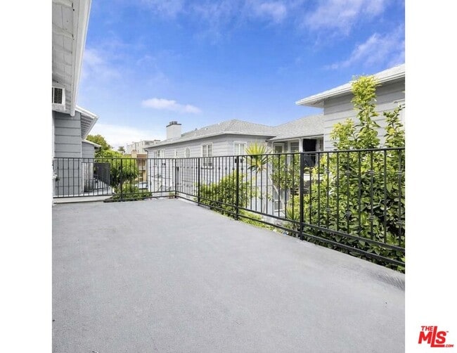 Building Photo - 110 Flores St