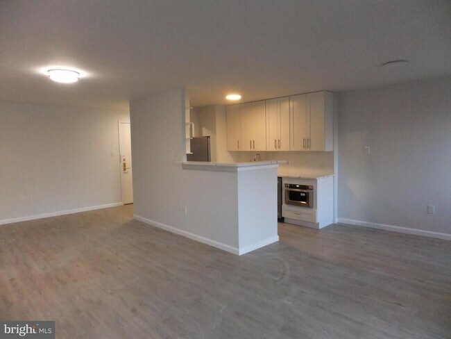 Building Photo - 1640 Oakwood Dr