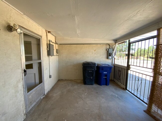 Building Photo - 2 Bedroom Single Story Home Available Near...