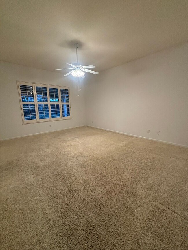 Building Photo - Beautiful 3 Bedroom 3 Bath Home