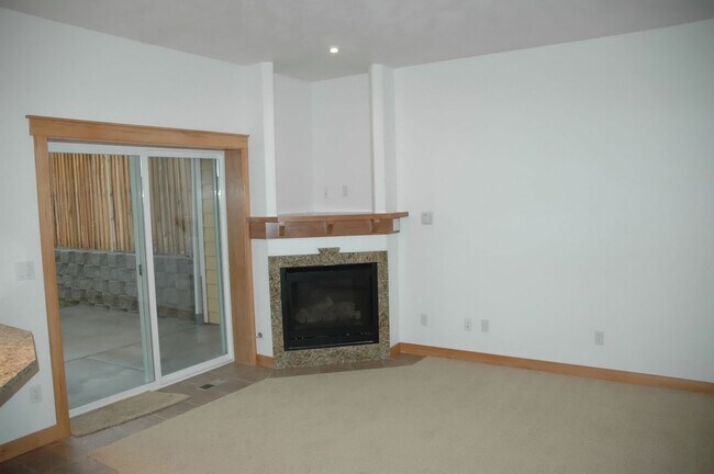 Building Photo - 4 Bd/3 Ba Townhouse on Pioneer Hill!