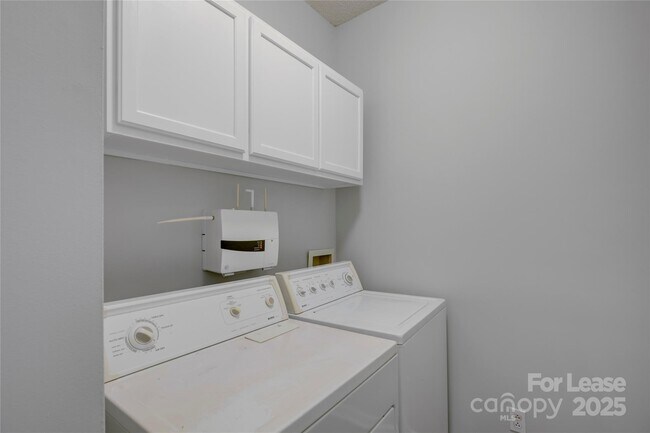 Building Photo - 7017 Scuppernong Ct