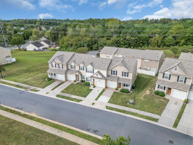 Building Photo - 558 Calen Ln