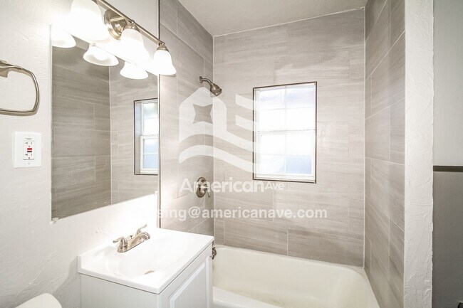 Building Photo - 206 W Kittyhawk Dr