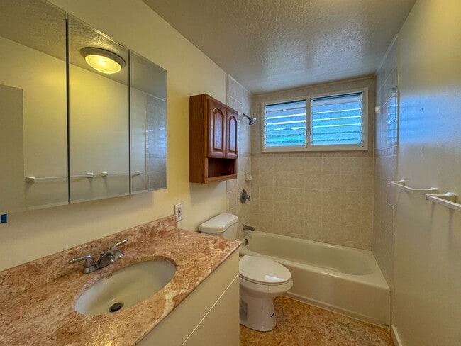 Building Photo - AVAILABLE NOW. 2BD/1BA/2PKG. Upstairs unit...