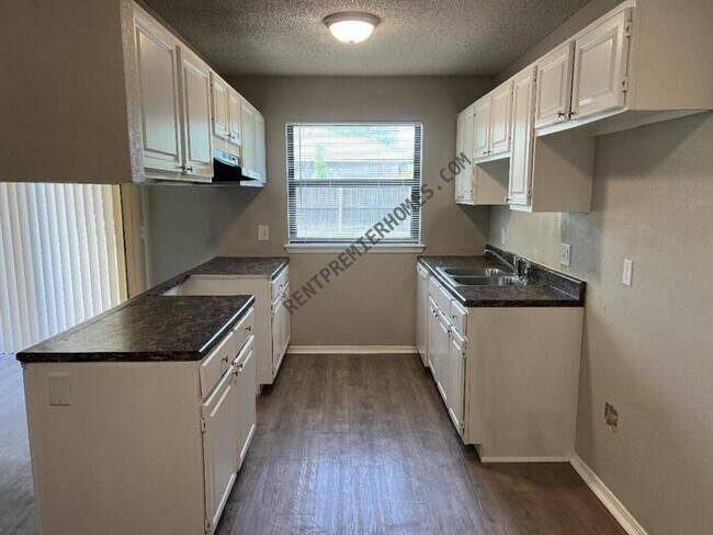 Building Photo - 8113 Cinnamon Teal Dr