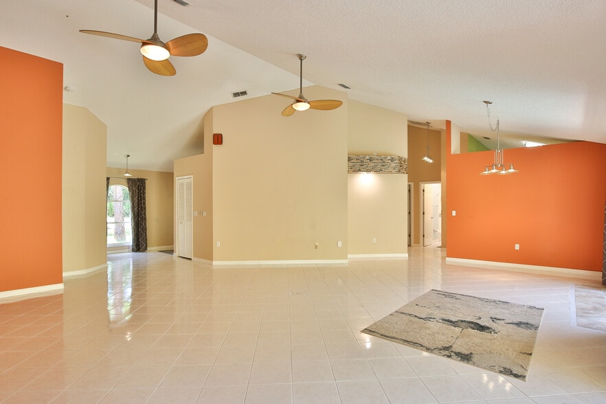 Large living area - 4700 Tivoli Ave