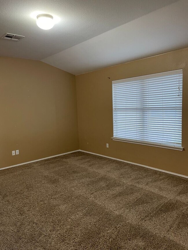 Building Photo - Available Now! Spacious & Well-Maintained ...