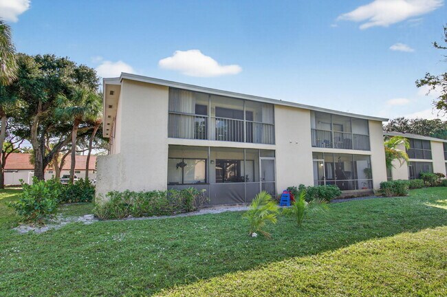 Building Photo - 3939 NE 5th Ave