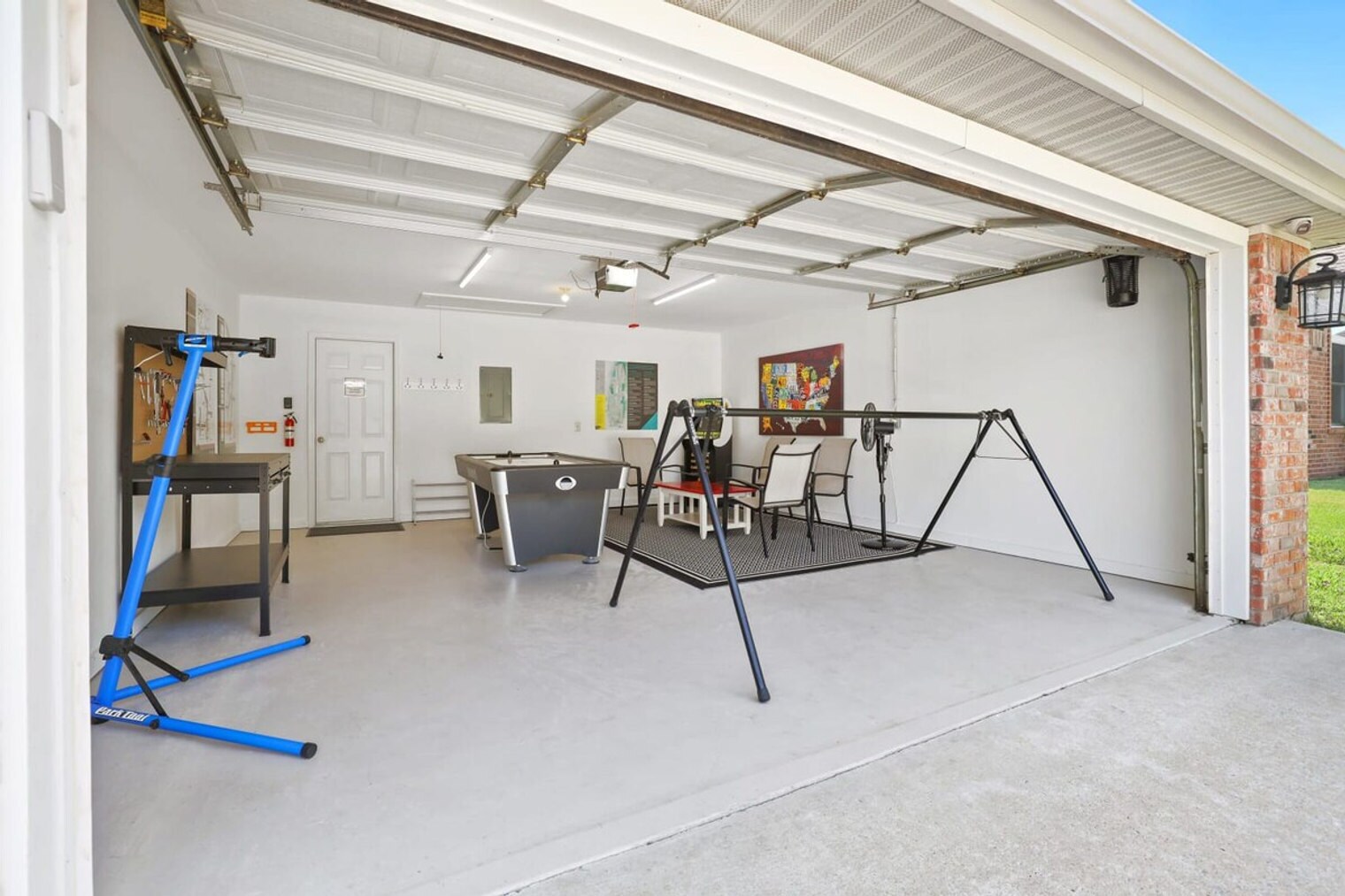 Building Photo - 304 Coachlight Dr
