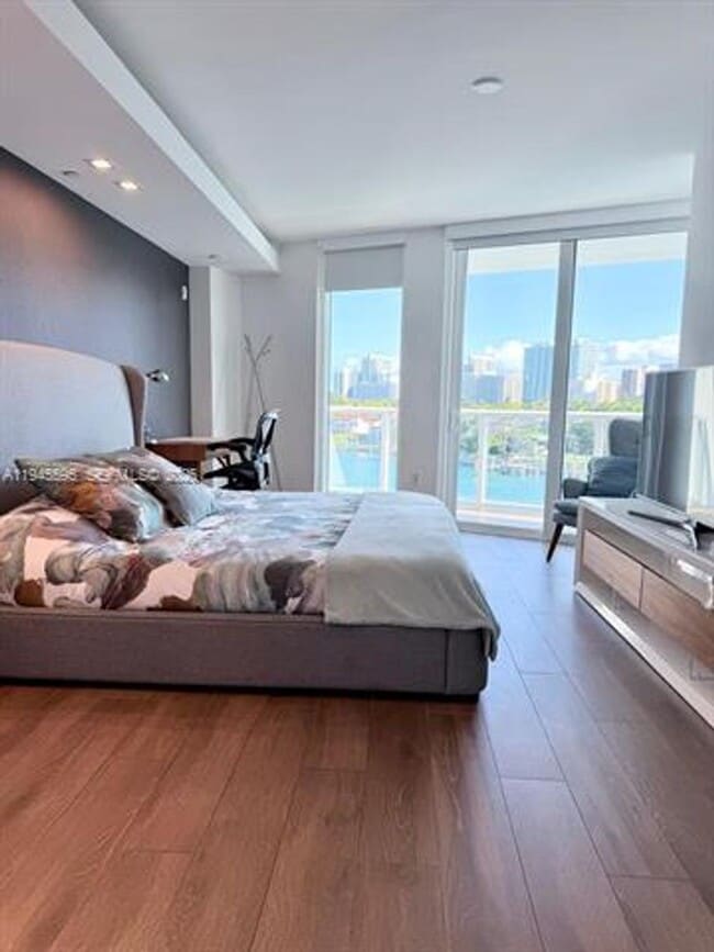 Building Photo - 9821 E Bay Harbor Dr