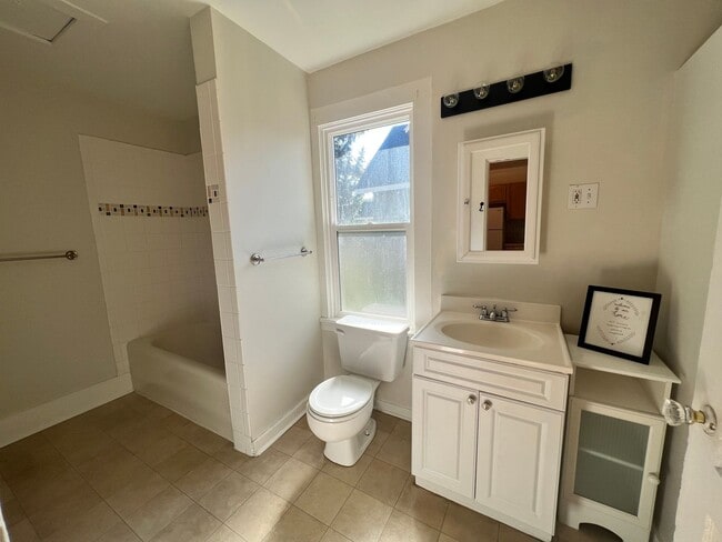 Building Photo - Charming Home near Downtown Ellensburg!