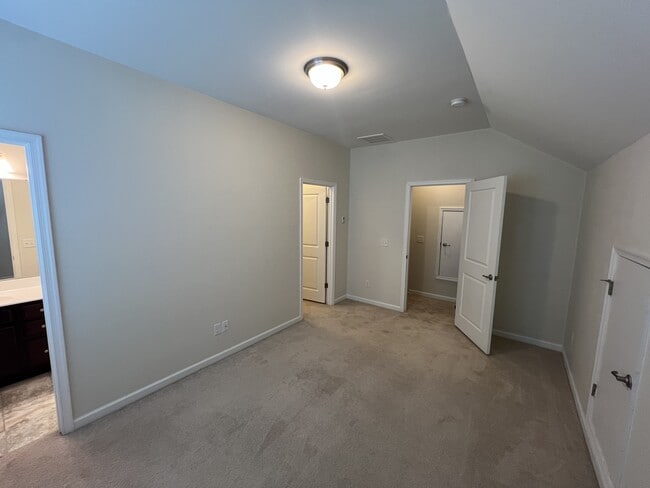 Building Photo - 447 Warren Hill Dr