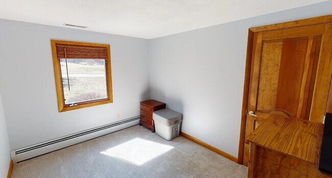Building Photo - Prime Derry Location: Classic 3Bed, 3Bath Home