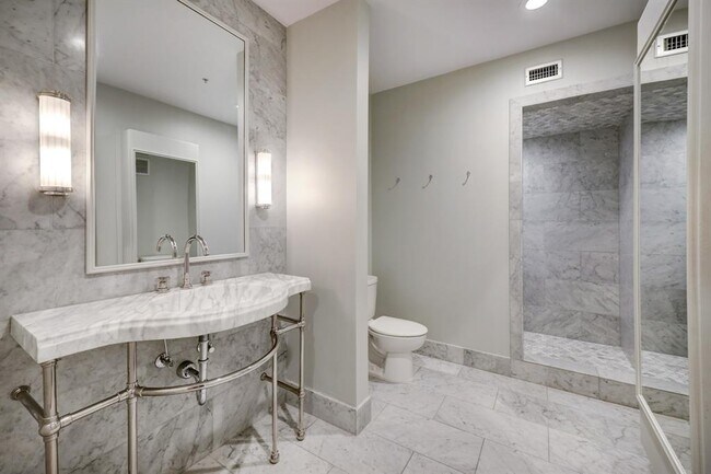 Building Photo - 1025 S Shepherd Dr