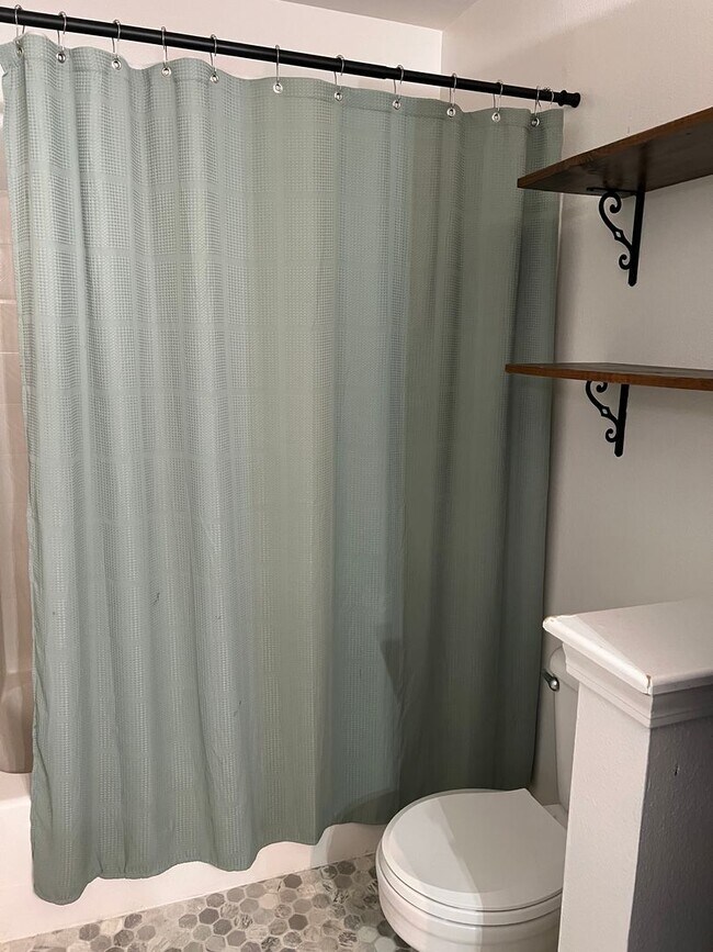 Building Photo - Welcome to this charming 3 bedroom, 2 bathroom home located in Nampa, ID.