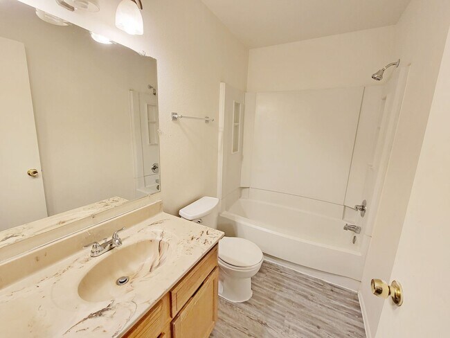 Building Photo - 3 Bedroom 2 Bath Condo Available Now!