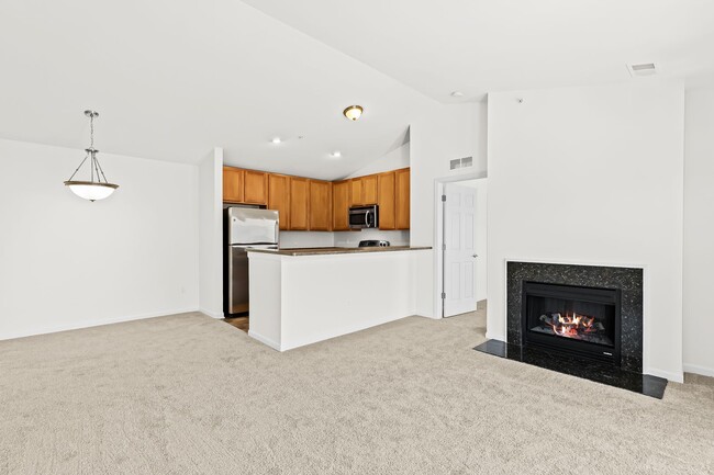 Building Photo - MOVE IN READY 2 BED 2 BATH!