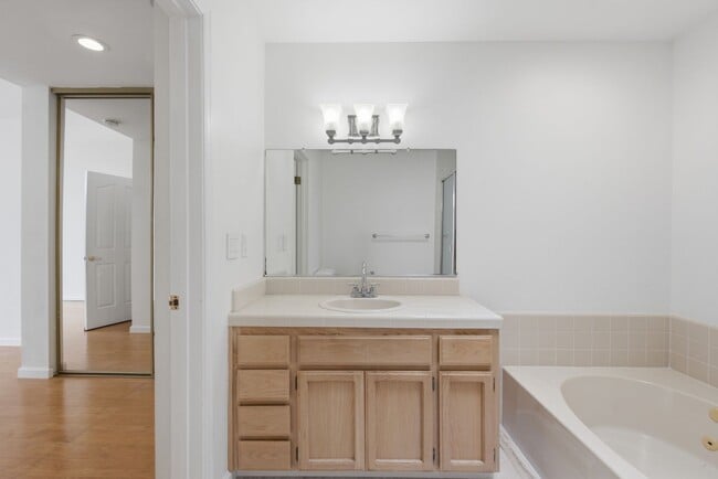 Building Photo - Top-Floor 3BR in Duplex Near BART | Vaulted Ceilings | In-Unit Laundry | Garage Parking
