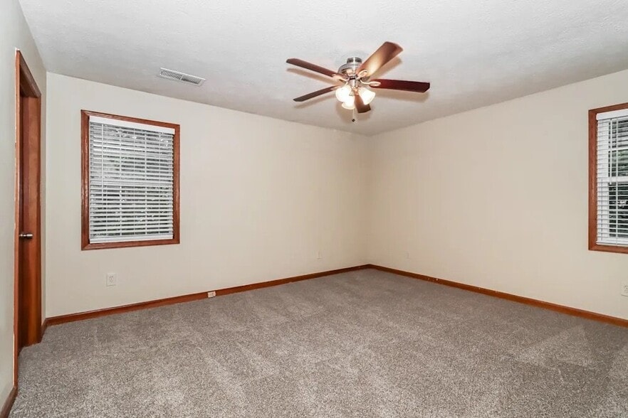 Building Photo - 3142 Country Lake Dr