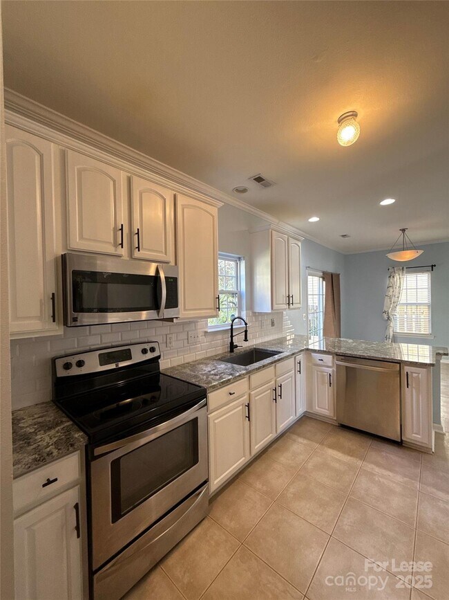 Building Photo - 10016 Highlands Crossing Dr