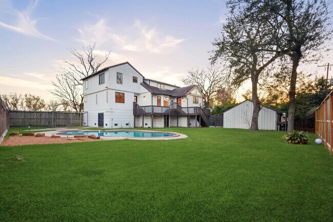 Building Photo - Beautiful Houston Home Featuring a Private Pool