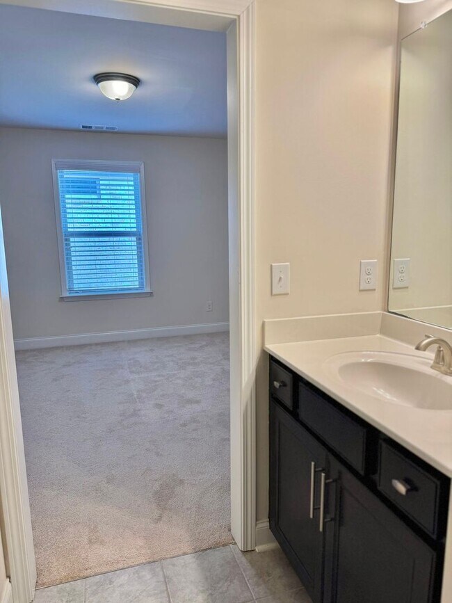 Building Photo - 4 Bedroom, 3.5 Bath Home w/ Backyard and 2 Car Garage