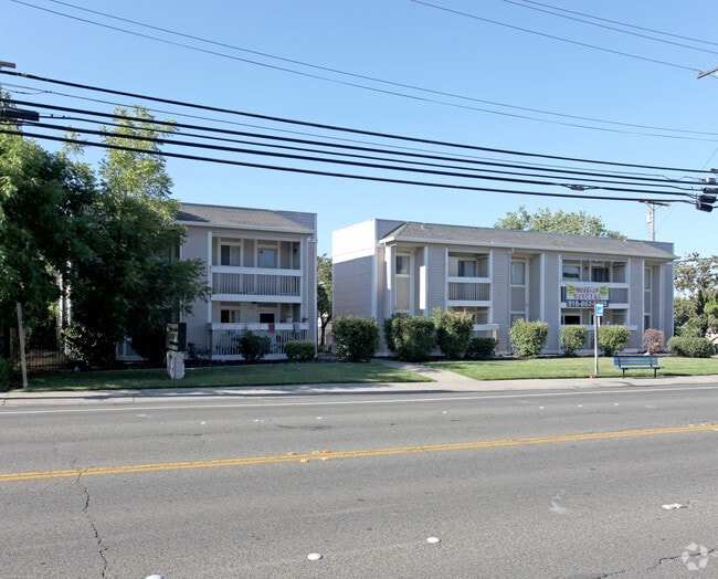 Primary Photo - Amberwood Apartments