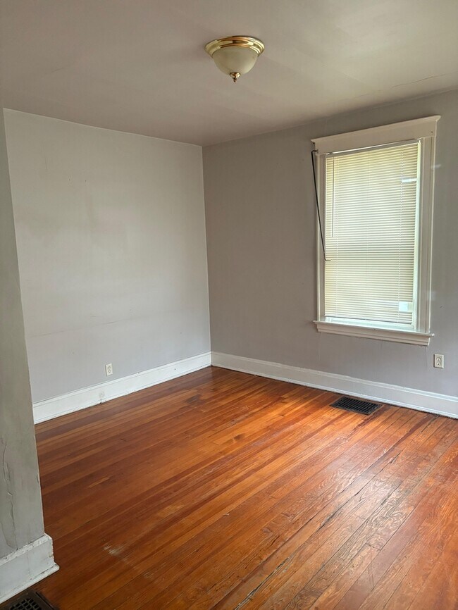 Building Photo - 1559 Ambrose Ave