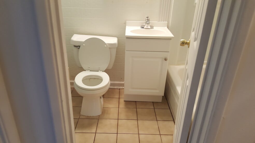 Full Bath pic2 - 11378 Cherry Hill Rd