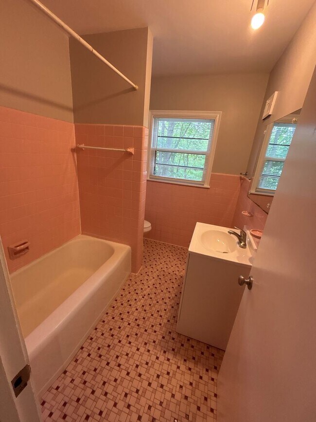 Building Photo - Spacious 4 bedroom 1 bathroom single family home