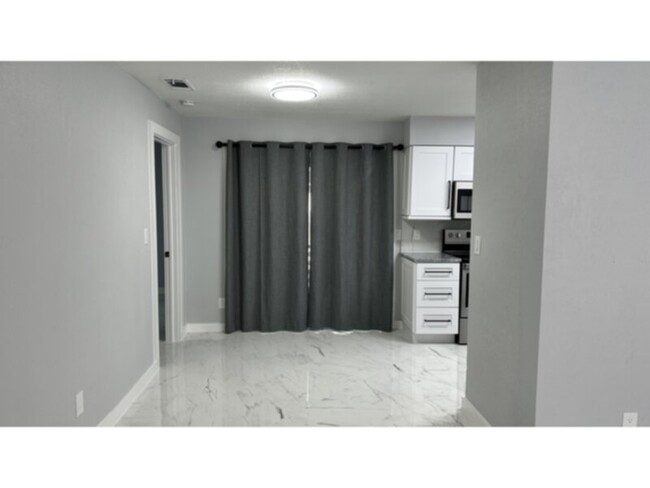 Building Photo - 2 bedroom 2 Bath Newly Upgraded! Available...