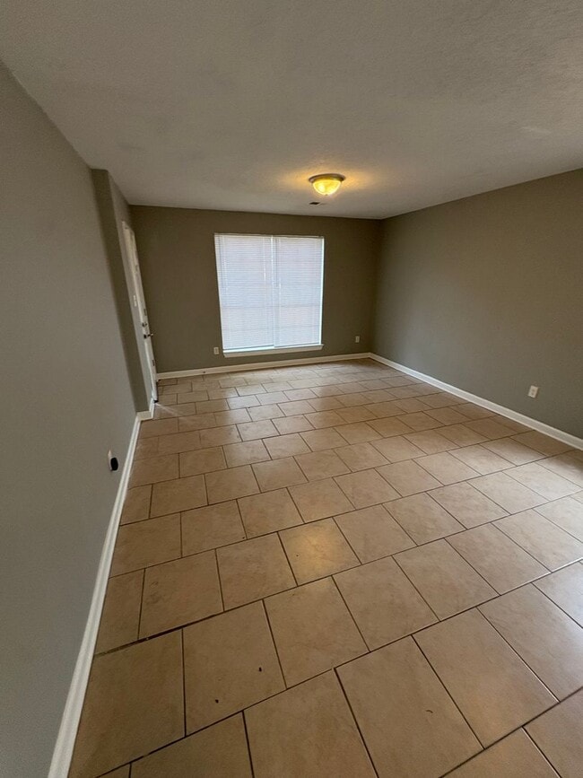 Building Photo - This 2BR/1BA includes a nice-sized living area, an ample kitchen, a fenced-in