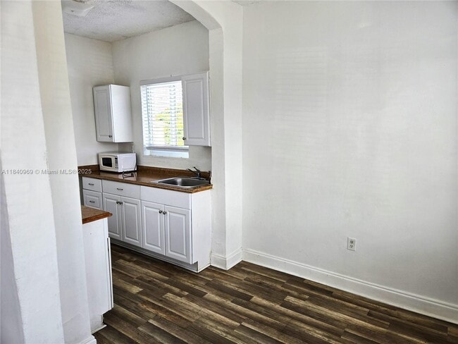 Building Photo - 384 Tamiami Canal Rd