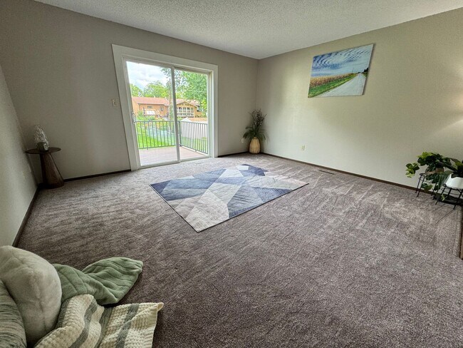 Building Photo - 3 bed, 1.5 bath duplex for rent in Cedar Falls