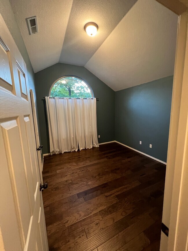 Building Photo - 22 Lyndhurst Dr