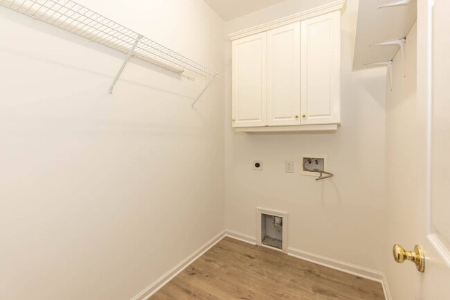 Building Photo - Three Bedroom Home!
