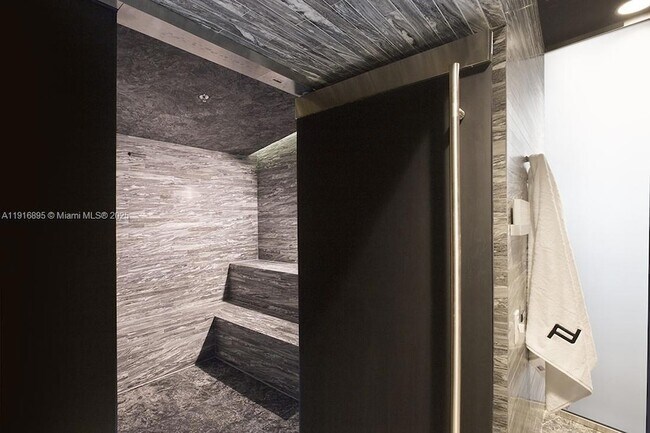 Building Photo - 18555 Collins Ave