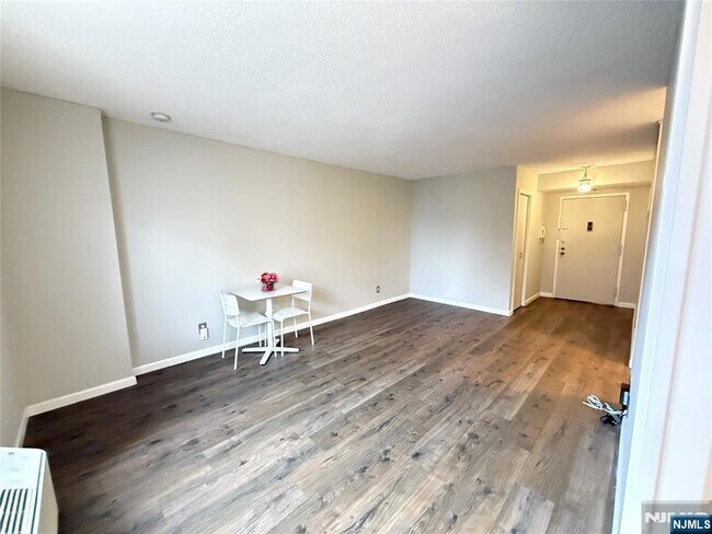 Building Photo - 160 Overlook Ave